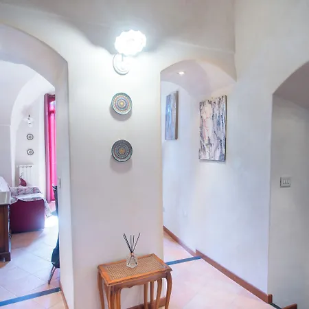 Casa Di Lella 1-bed Balcony & Old Town - Happy